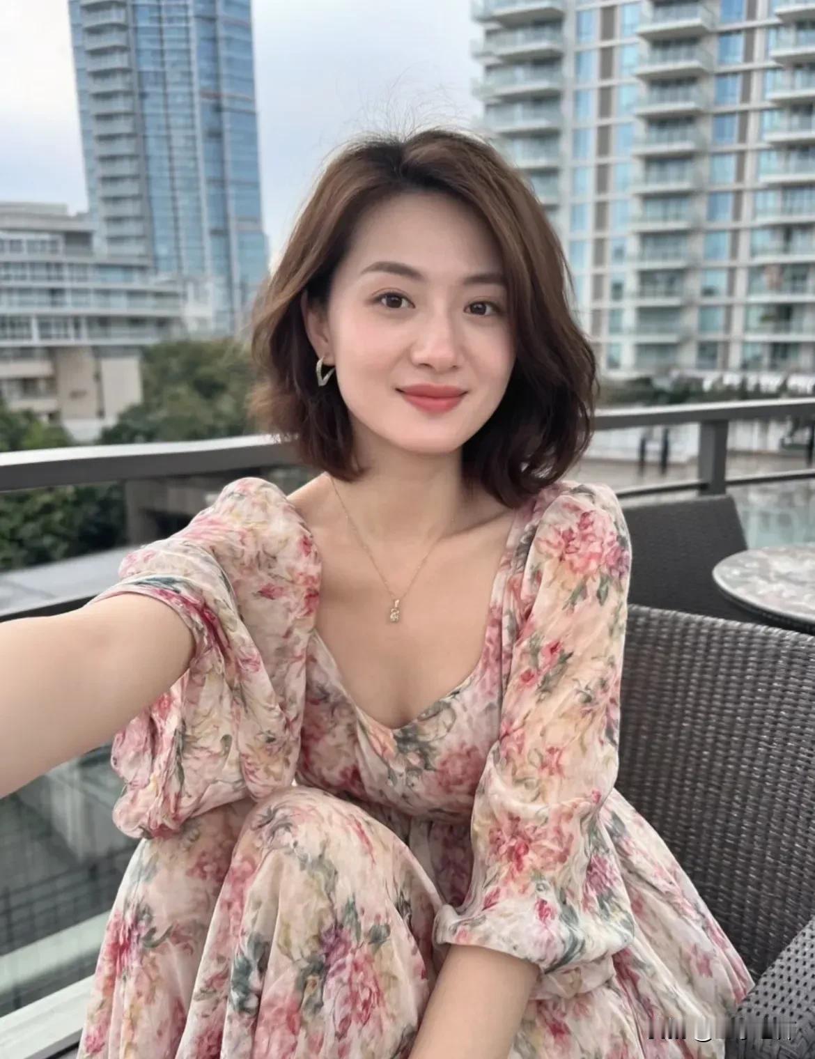 《立夏》

春末夏至  花红柳绿
微风不燥  满心欢喜