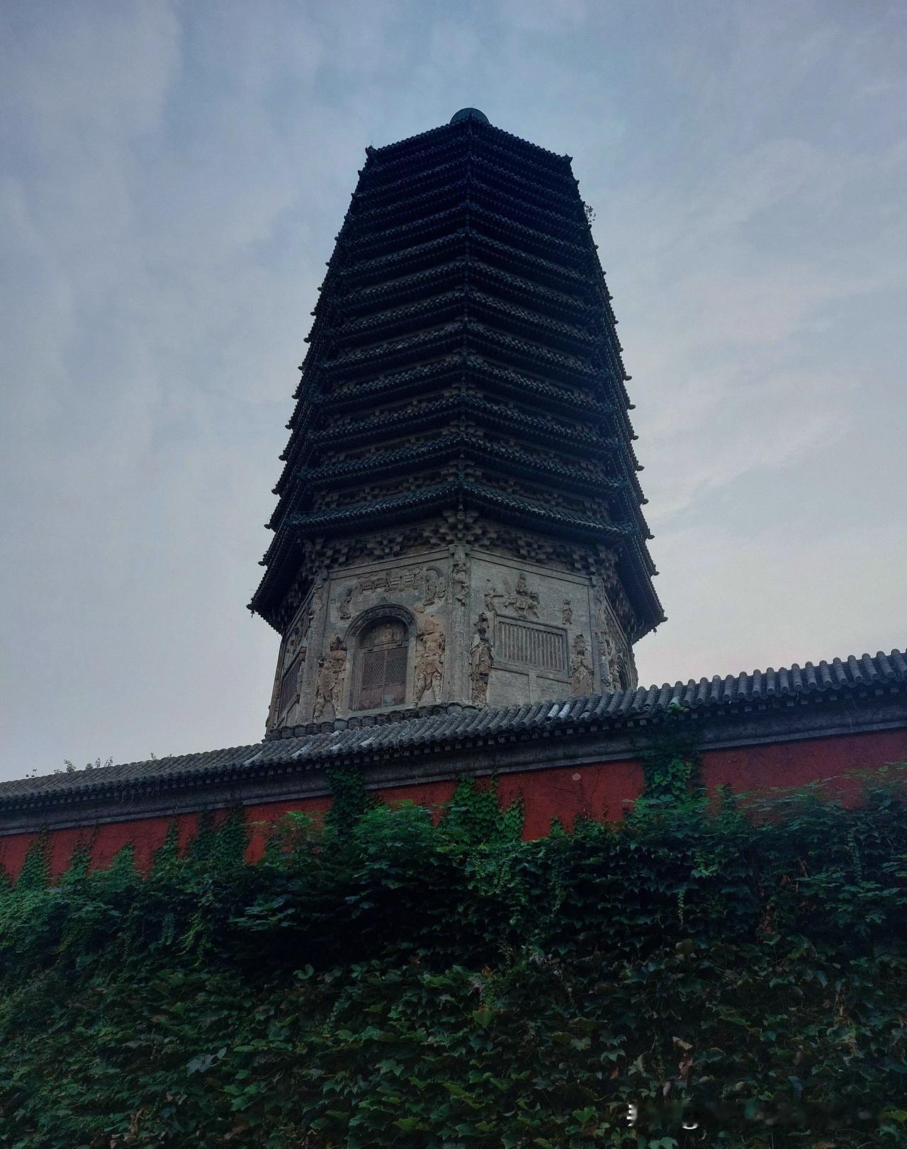 后来蓝箭官方发了一张吊车吊起躺倒的朱雀三号照片，证实三号确实倒下了，是在泄压排放