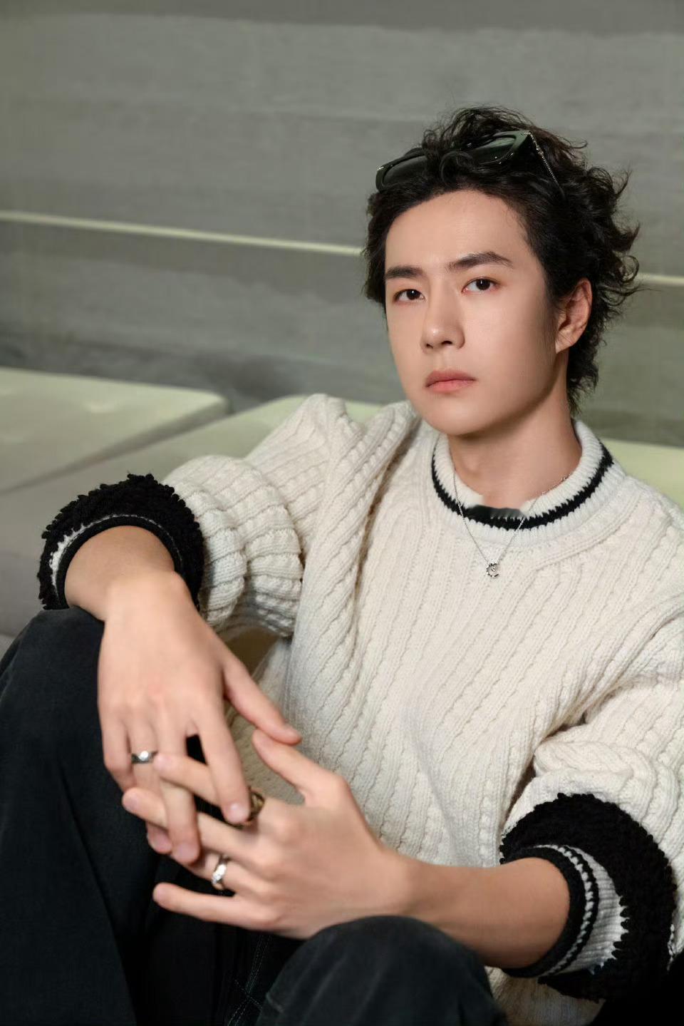 香家王子王一博上线，演绎COCO CRUSH高级珠宝系列大片，各种特写抓拍主打一