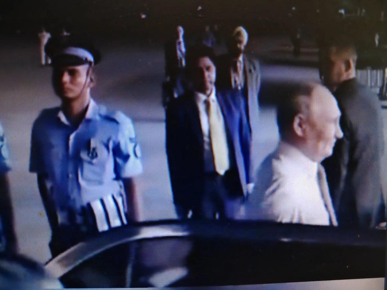 “脱衣”示安全？普京抵印细节背后的形势与安保逻辑

普京抵印后上车前脱掉西装外套