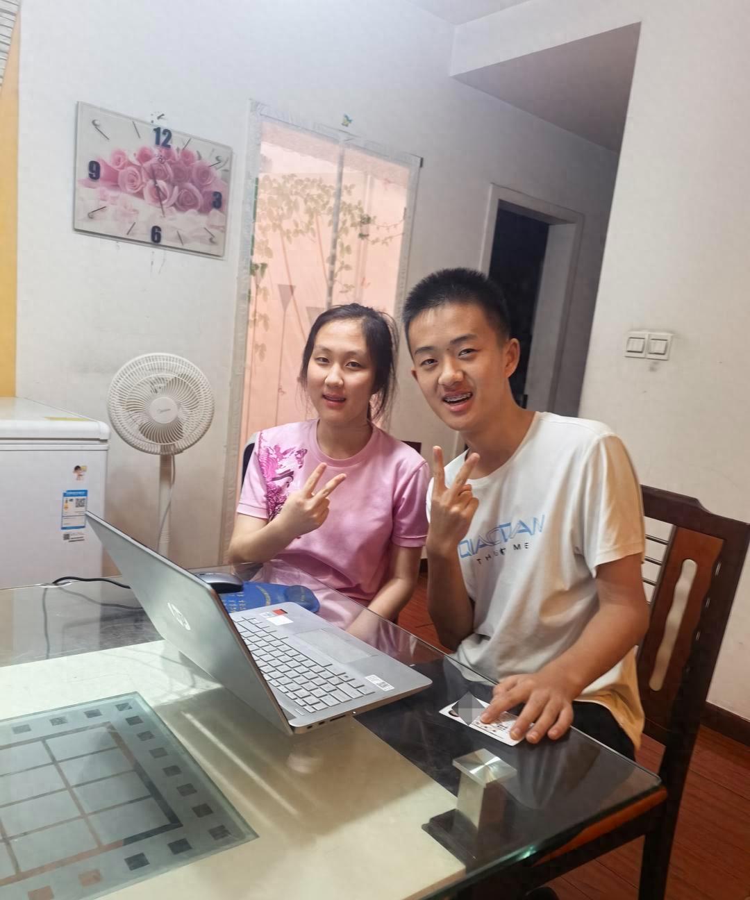 哥哥不显分，妹妹753分！龙凤胎兄妹被同所高中录取 父亲：兄妹互帮互助，哥哥终于