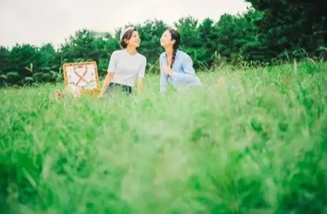 人和人最好的相处方式，是尽量不要相处。千万不要把你的朋友介绍给另外的朋友。
介绍