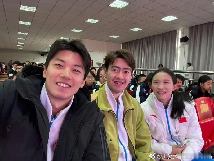 王昶晒与汪顺合影 晒出自己在党的二十届四中全会精神宣讲活动中与汪顺、陈妤颉的合影