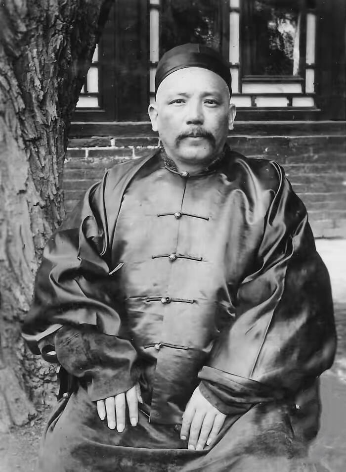 袁世凯山东巡抚任上拍照这张照片在山东巡抚衙门内拍摄，时为1901年。他在任内铁腕