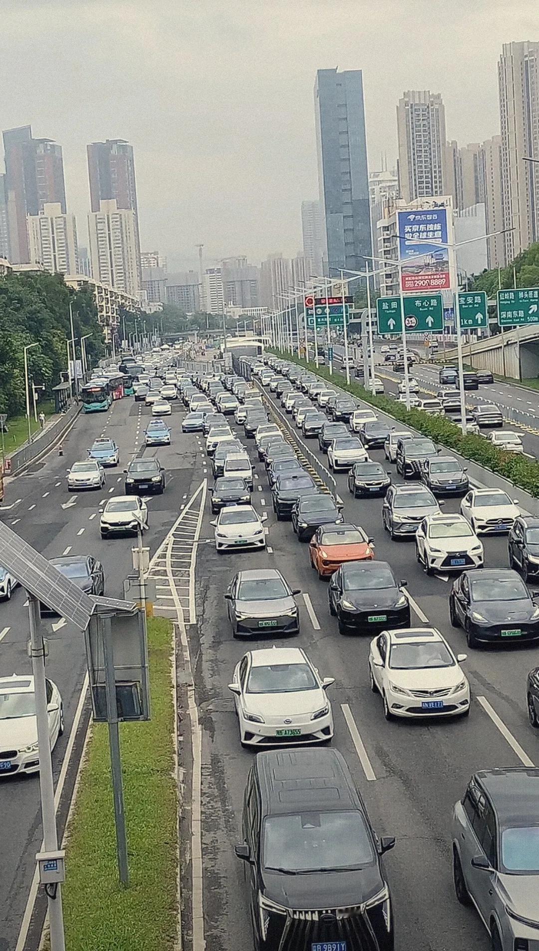 记得以前在深圳的年轻人通常都是挤地铁上班，可是现在大家会发现开车的人越来越多，哪