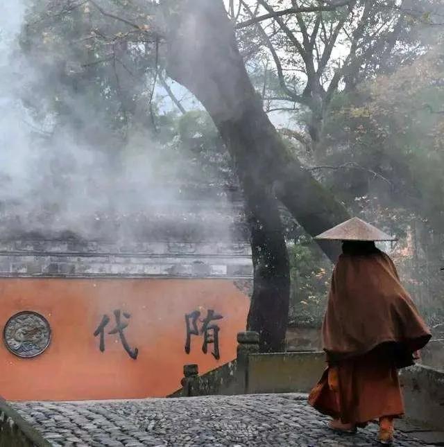 午时秋风焱，禅心一支烟。。。
堪描檀烟寺，岂作红尘妍。。。
#上联：晨钟鸣古寺，
