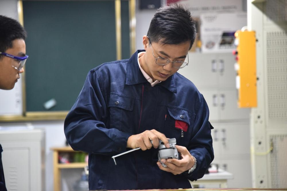 20岁当车间主任，返乡执教成大国工匠！这位职教老师，改写无数中职生命运
 
熊林