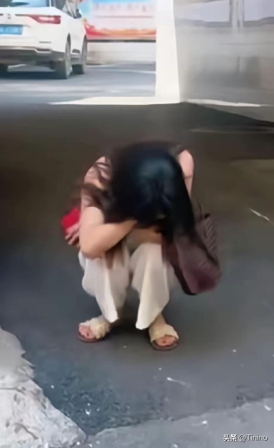 离婚证到手才幡然醒悟！女子提散伙饭遭前夫拒绝，蹲在民政局门口崩溃落泪

民政局门