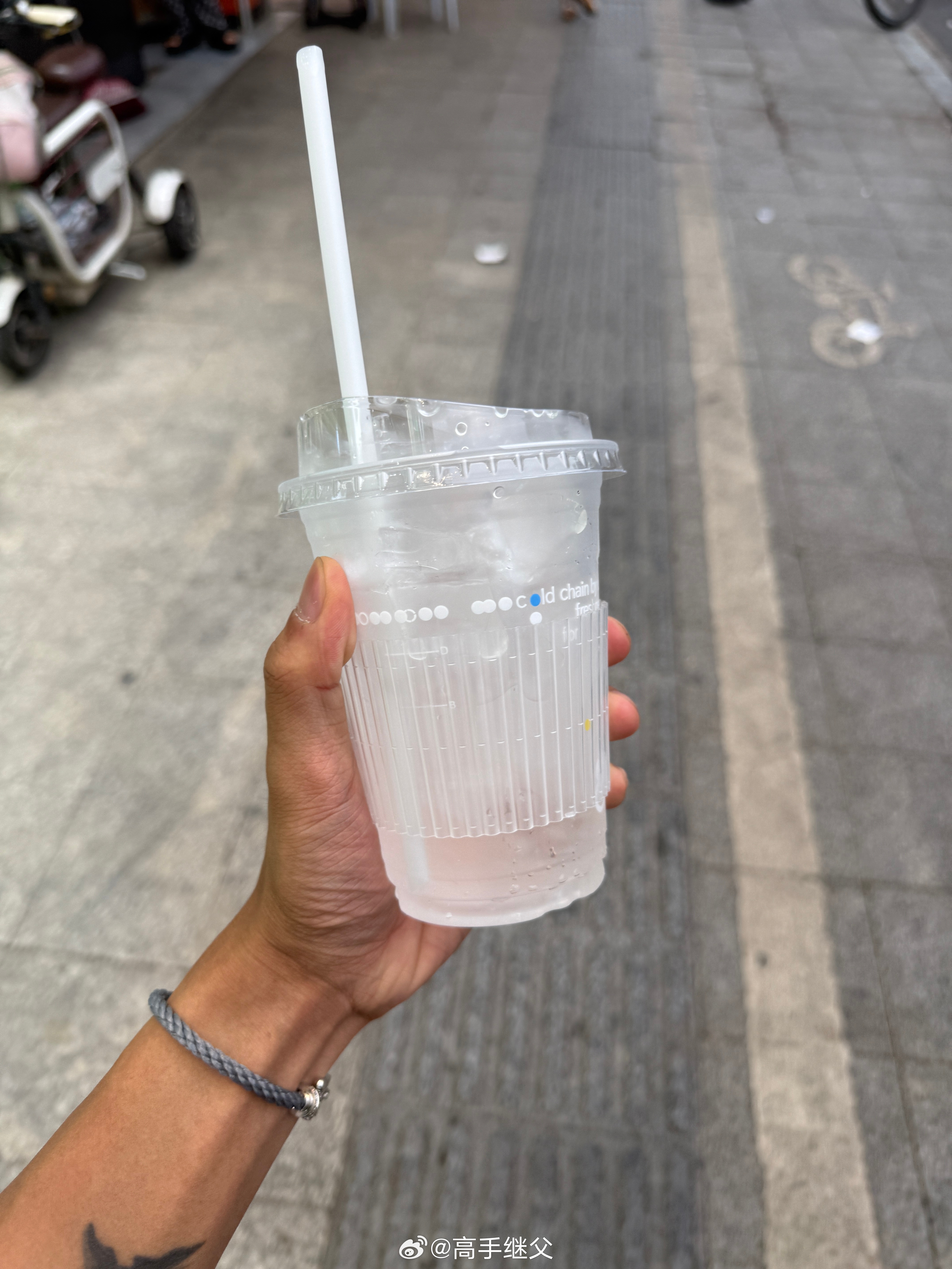今天没买冰美，喝一杯冰水。 