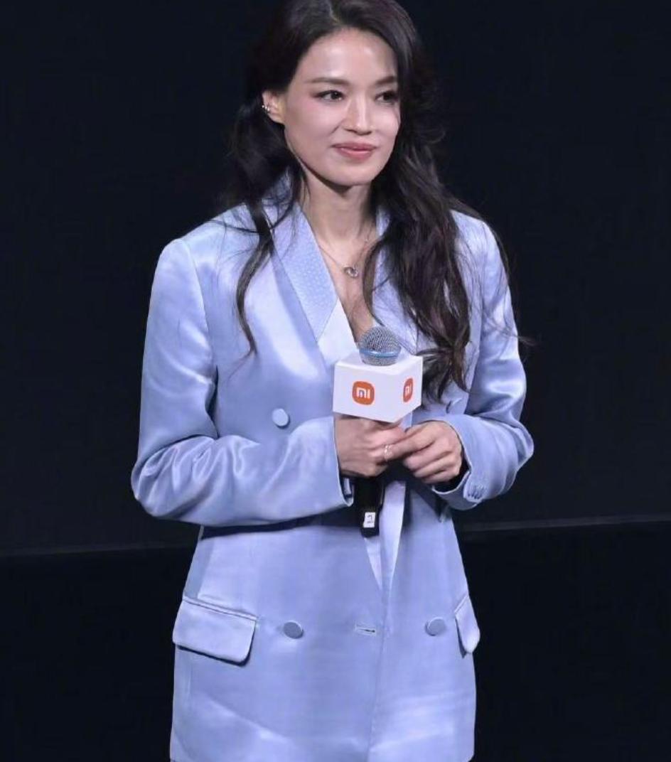 这两人站在一起，怎么还生出一种羞涩，人到中年还保有这种羞涩真不容易。
更不容易的