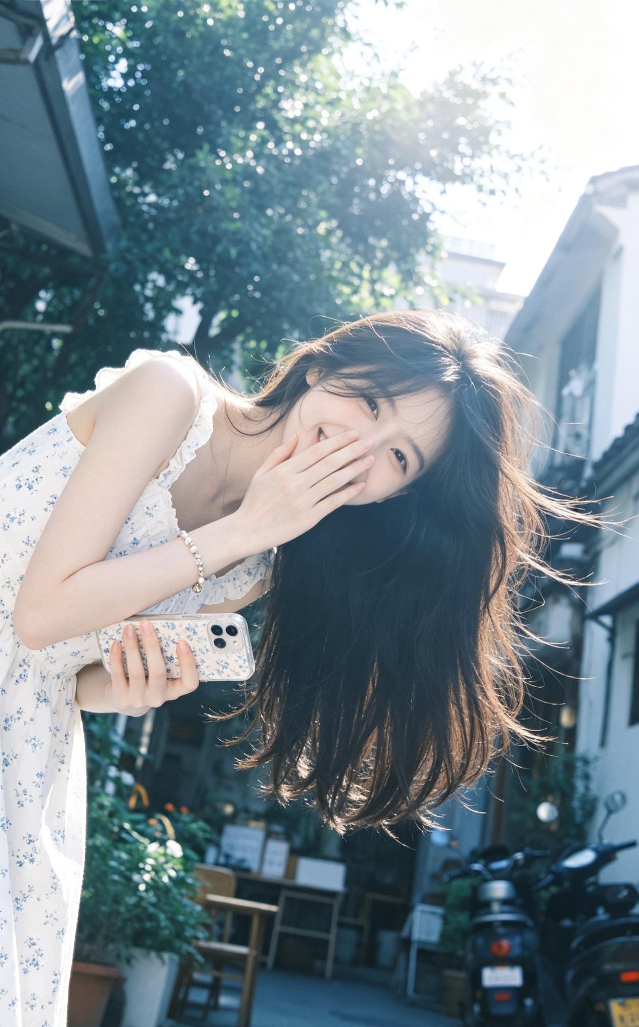 夏日的风，总会偏爱温柔的人
阳光穿过树叶洒落下来，
微风撩动长发，是夏天独有的浪
