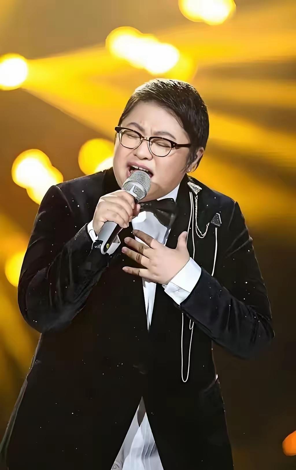 明眼人其实都能看出来，
韩红之所以取消武汉演唱会，
不仅是因为巴威来了，还因为她