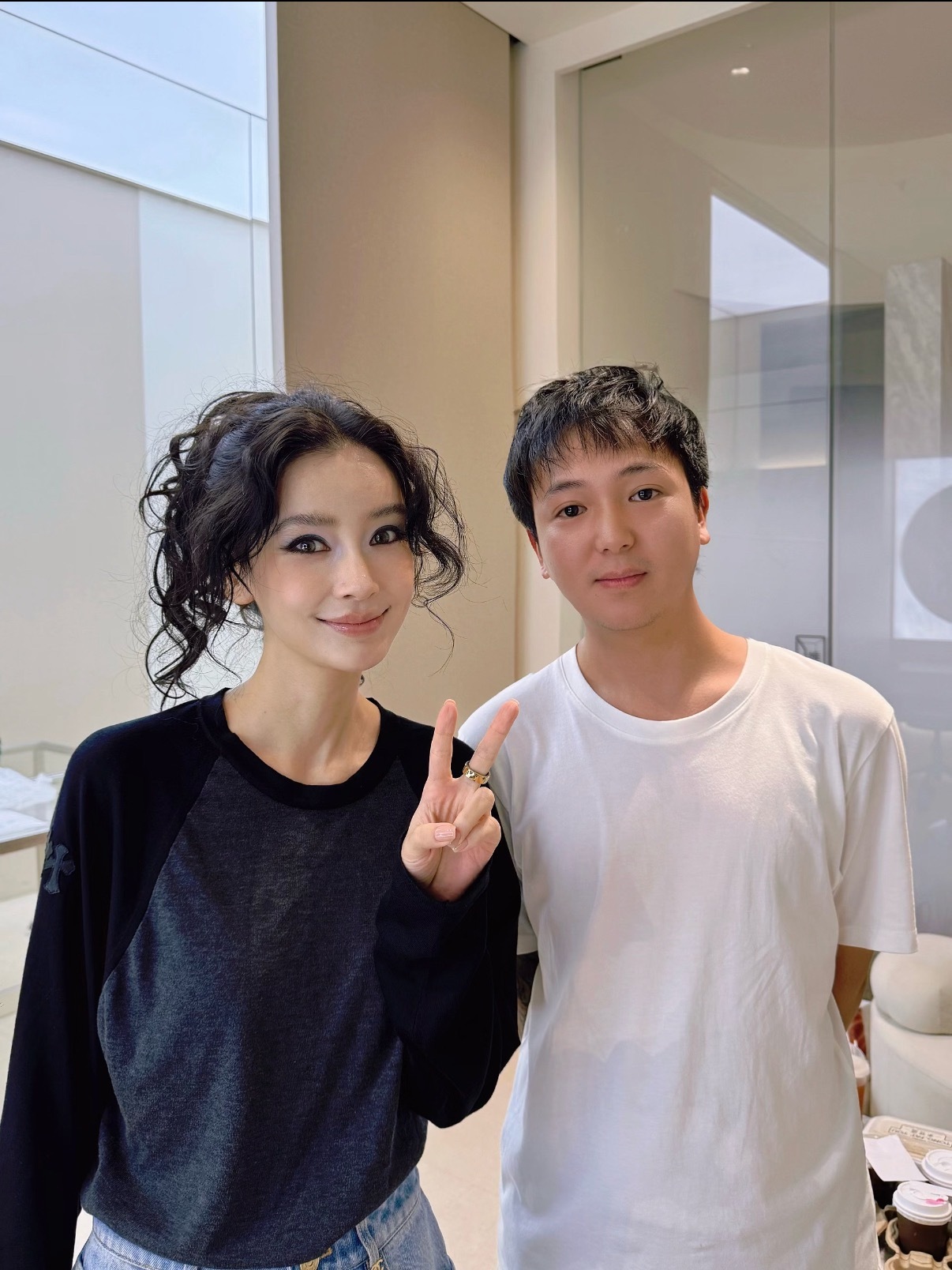 angelababy Angelababy摩登复古女郎捡到一张合照🖤 