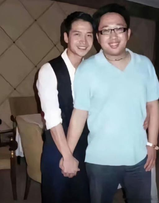 何晟铭是于正签的第一个艺人何晟铭佛说是于正作词何晟铭手滑从签约首人到歌曲创作，何