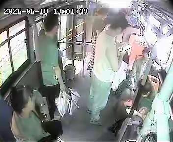 太暖了！十堰公交车厢突发意外，一车陌生人的举动治愈整座城
 （个人观点仅供参考，