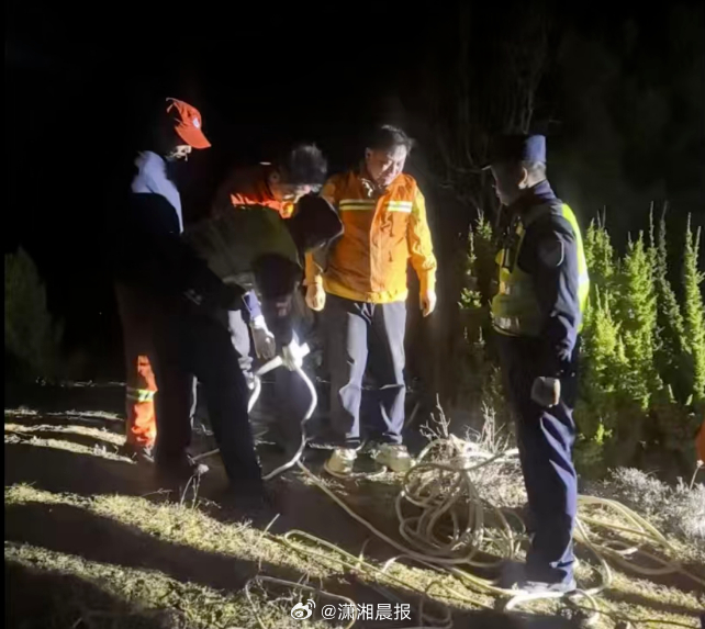 【#翼装飞行者挂在垂直悬崖5小时#】#翼装飞行者挂悬崖无人机定位救援点#近日，昆