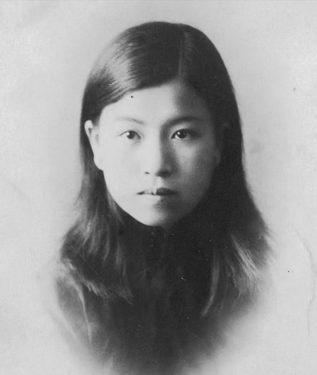 岁时的照片，我怎么看着不像啊！