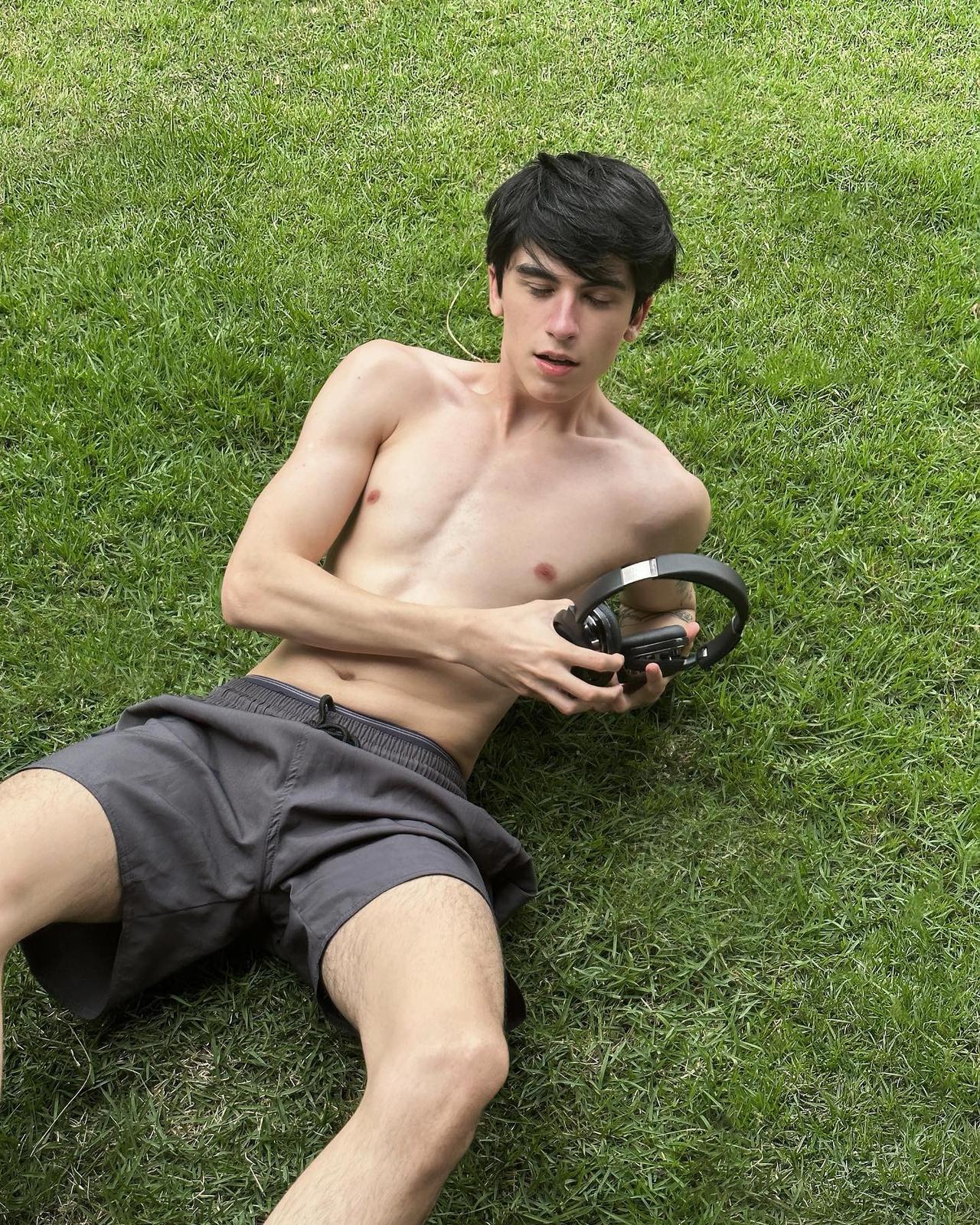 网红男孩 Pedro Taylor Gudiel 最新摆拍，皮肤很好；