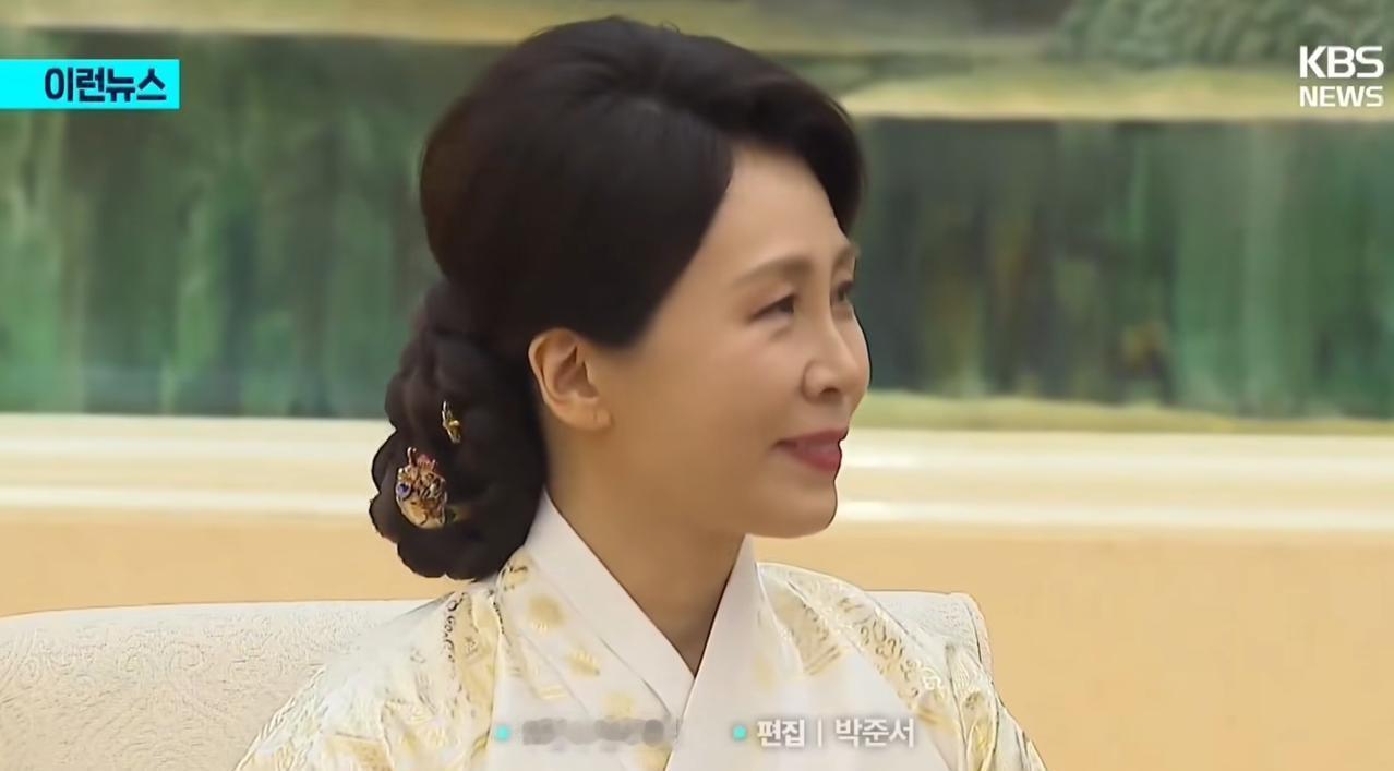 外交场合最锋利的武器，竟藏在她指尖。
这枚祖母绿戒指刻着朝鲜王室太极纹样。
设计