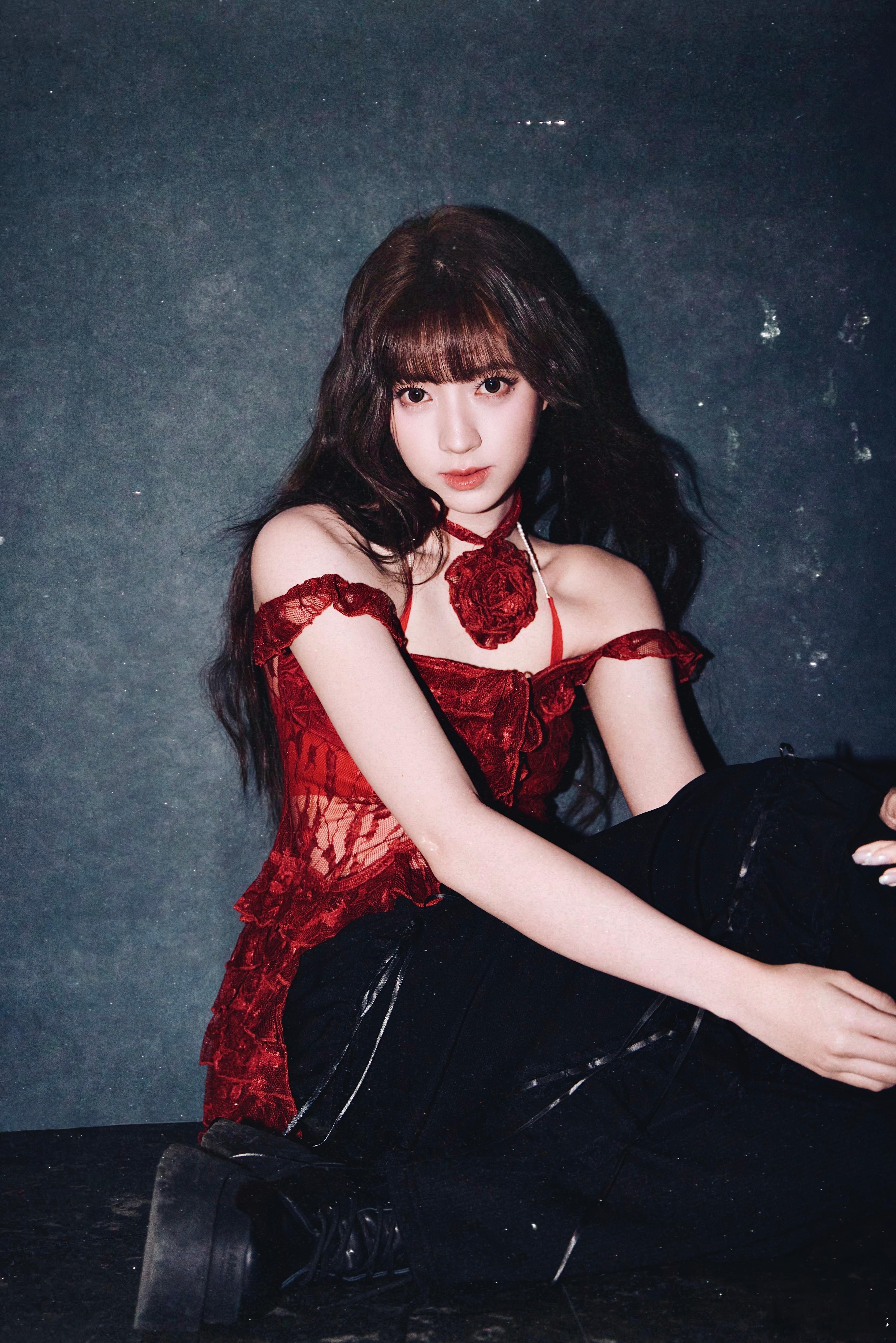 欧阳娣娣摇曳生姿红玫瑰 红色的上衣搭配了黑色的裤子，整个人真的是绝美，欧阳娣娣摇