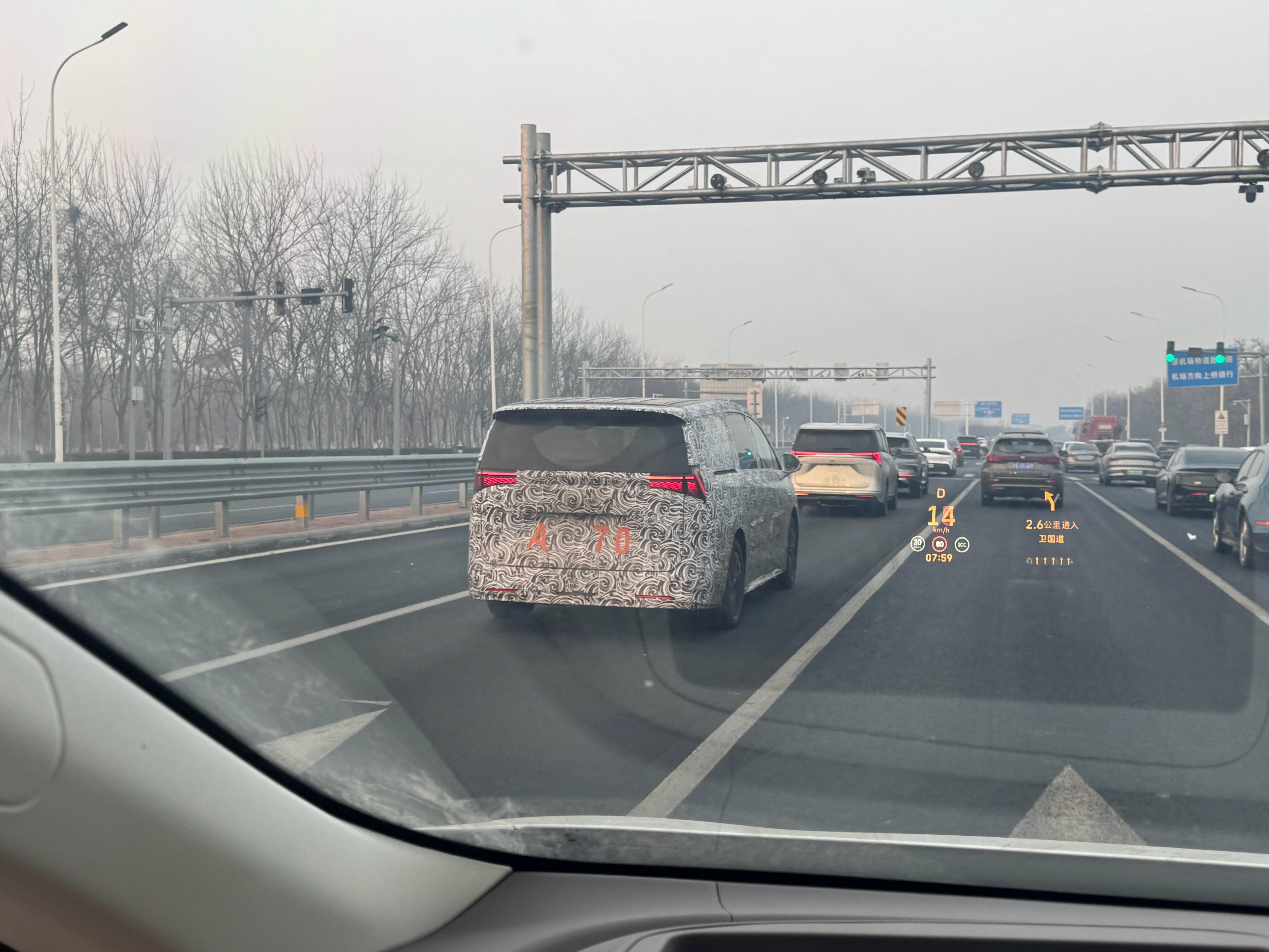 路过看见个伪装mpv. 侧后面看有点mega的感觉，不过到了正侧就不太像了。仔细