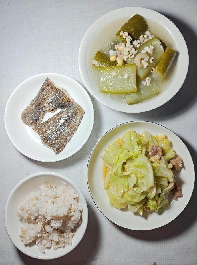 晚饭，节瓜薏米汤，肉片炒手撕包菜，剩的蒸咸鲜龙脷鱼，米饭。