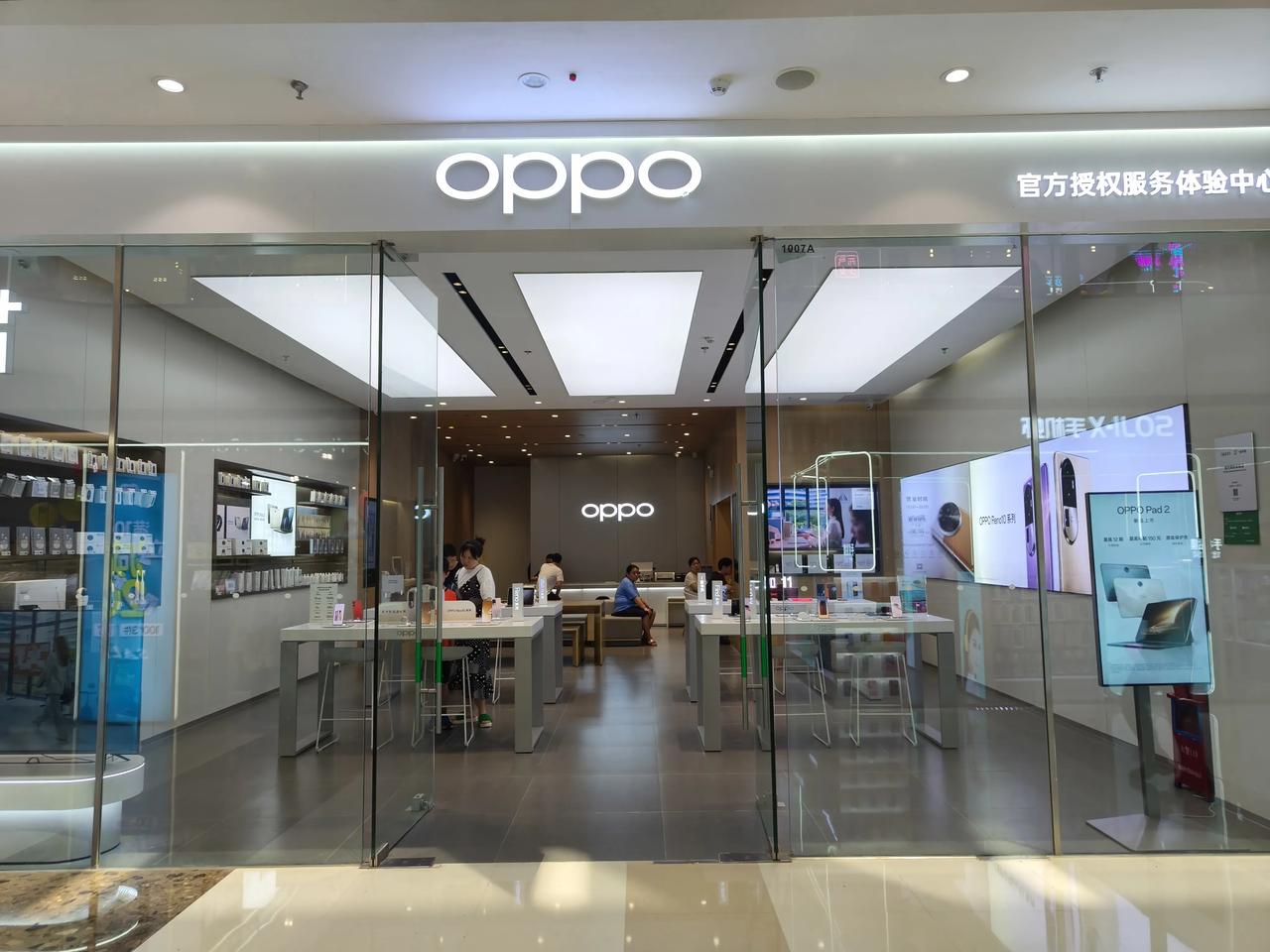 昨天和同事去永旺聚餐，顺便去OPPO专卖店看看刚刚发布的OPPO K11，我的感