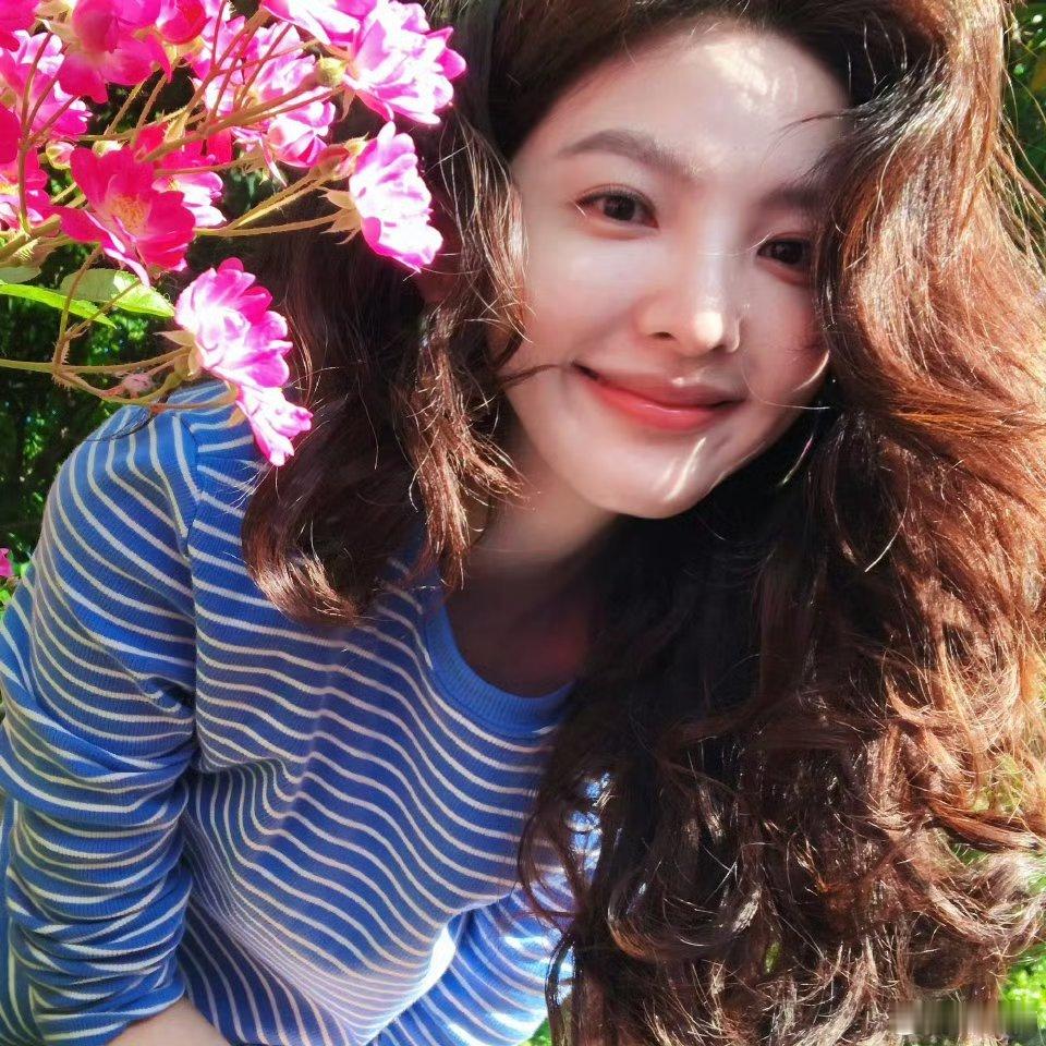 章若楠更新营业，好明媚的美 