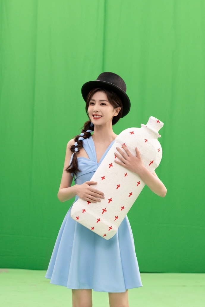 明媚白鹿白鹿抹胸l礼帽ook 白鹿抹胸l礼帽ook，是明媚白鹿可爱值直接拉满啦，