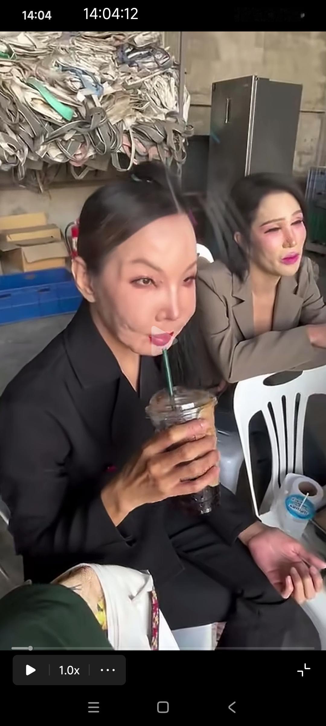四十岁左右的泰国人妖，长的特别像高市！

人妖群体通常需要长期规律服用雌孕激素类