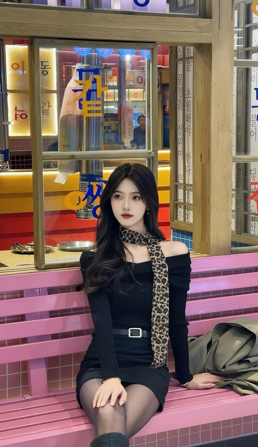 日光撞色记
 
今天的阳光有点晃眼，透过梧桐叶的缝隙筛下来，在柏油路上洇出细碎的