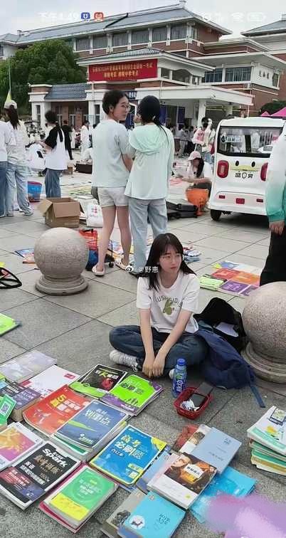 高考结束，校门口这一幕，真不是滋味 