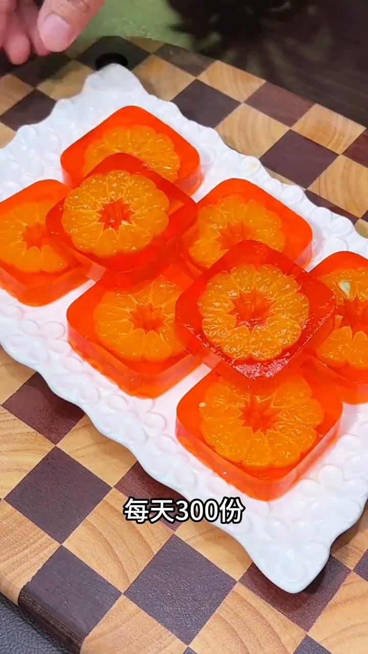 橘子果冻。
姐妹们告诉你一个秘密，我孩子就靠这个去夜市街，一个人战胜一条街，每天