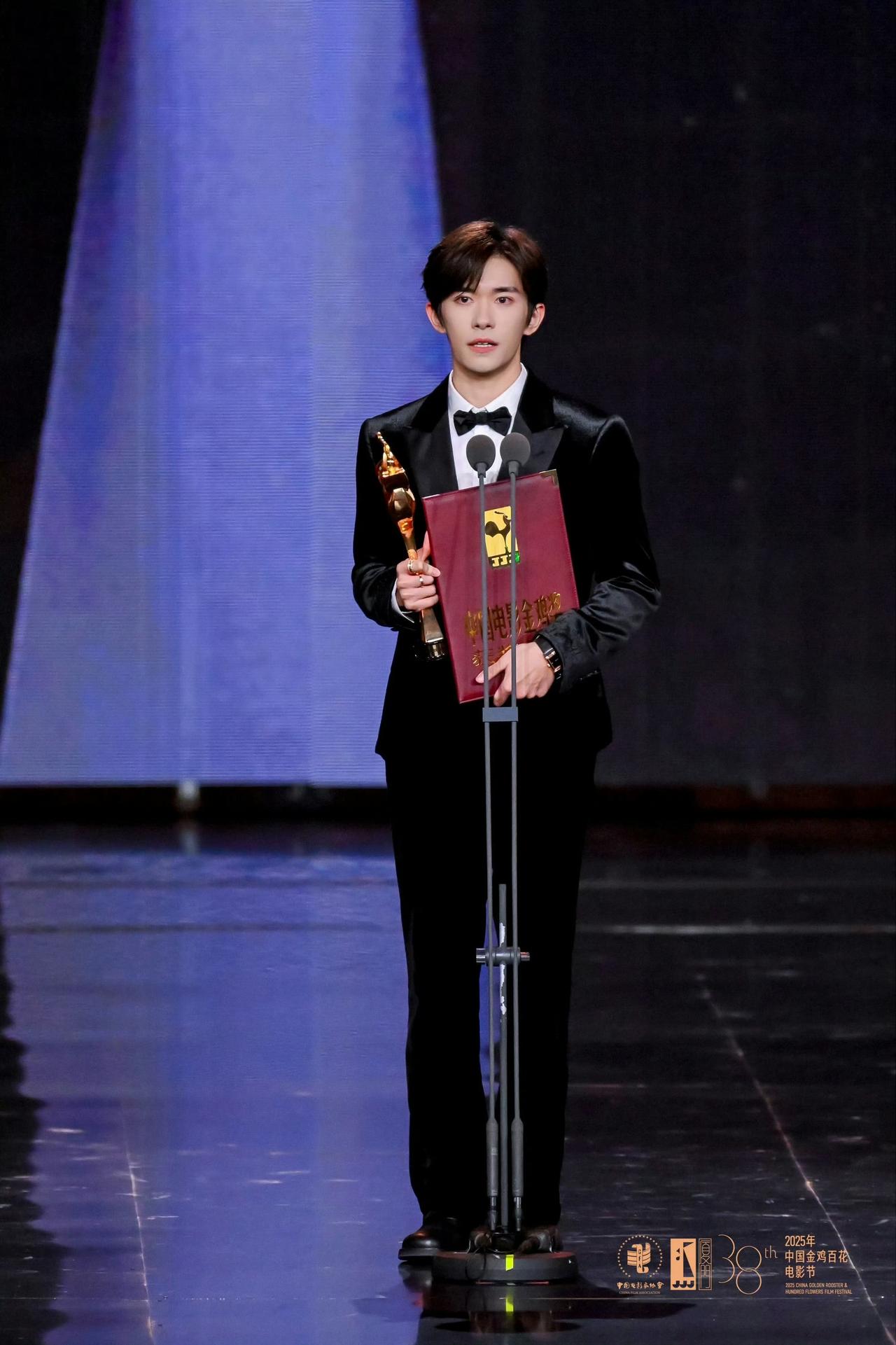 金鸡奖颁奖礼上，最开心的不是新科影帝易烊千玺或影后宋佳，也不是最佳女配钟楚曦，而