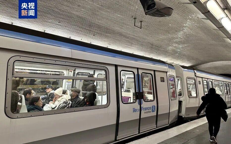 突发！巴黎地铁3号线爆发持刀袭击，3名女性遭刺伤，嫌疑人身份曝光后被火速抓获
 