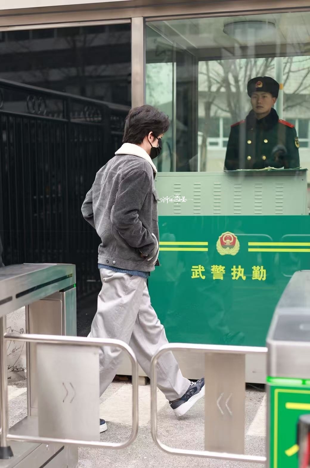 张新成现身央视春晚彩排张新成现身央视春晚第三次联排，好期待除夕夜一起过年啊，期待