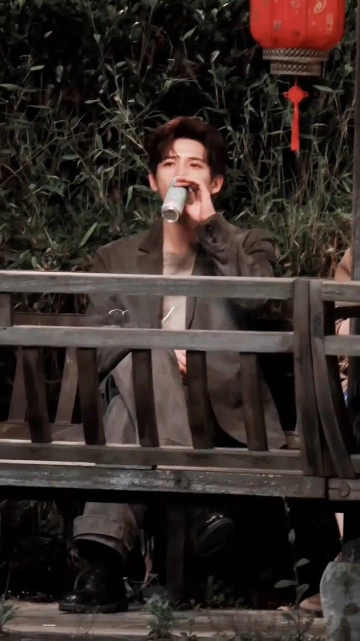 好迷人的微醺感……清和哥哥让我来和你一起drink一下王安宇好迷人的微醺感王安宇