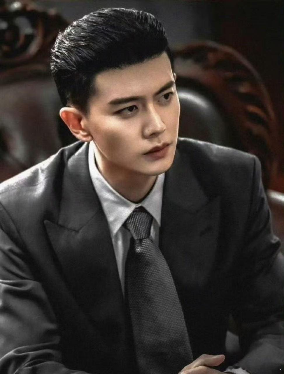 任嘉伦统一我家三代审美任嘉伦统一我家三代审美！民国扮相勾住爷奶目光，金融剧情戳中