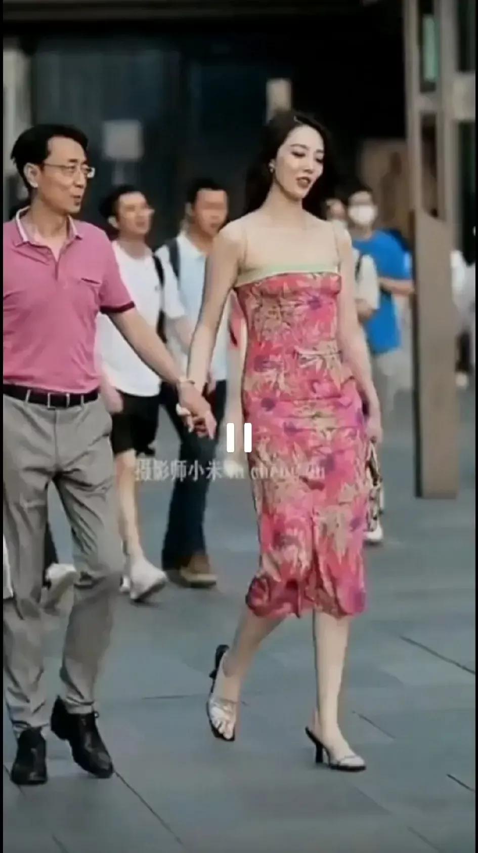 胡总的眼睛真是犀利，个子高挑，肤白貌美，360度无死角的美女让胡总的眼光看准了！