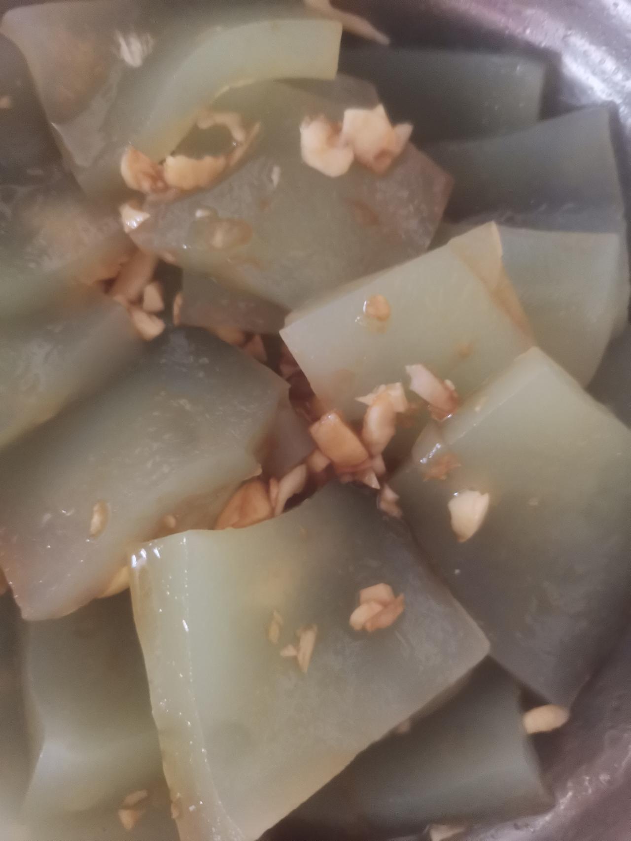 上午十点，去我妈家，我妈已切好了茄子，煮好了米粥。

我到厨房，洗了一个香瓜，去