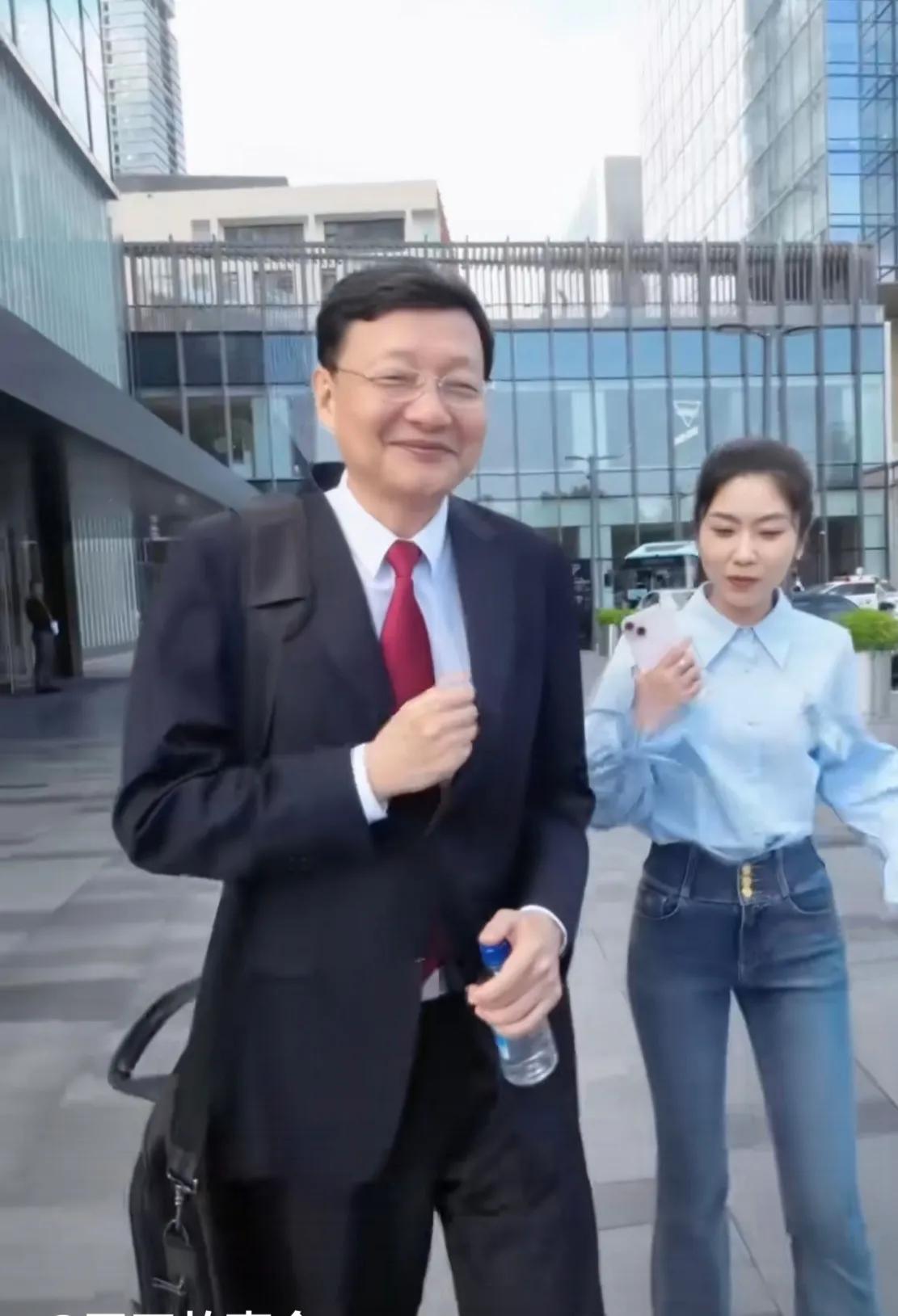 求你闭嘴吧！李大霄退休后更忙了，接受采访时表示“退休后专心做自媒体”
李大霄自我
