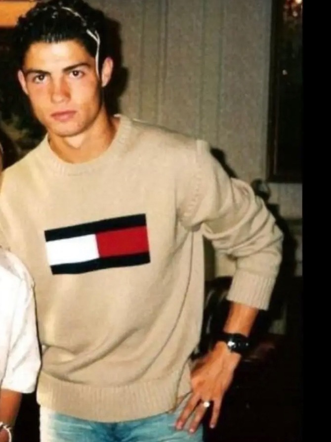 小小罗这穿的好像凯迪拉克周边毛衣帅得很 ～～～ 