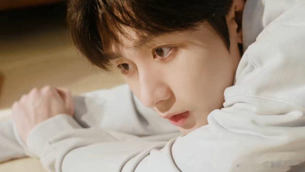 GAP中国品牌代言人成毅成毅你对世界的理解通透又包容，那份“知世故而不世故”的智