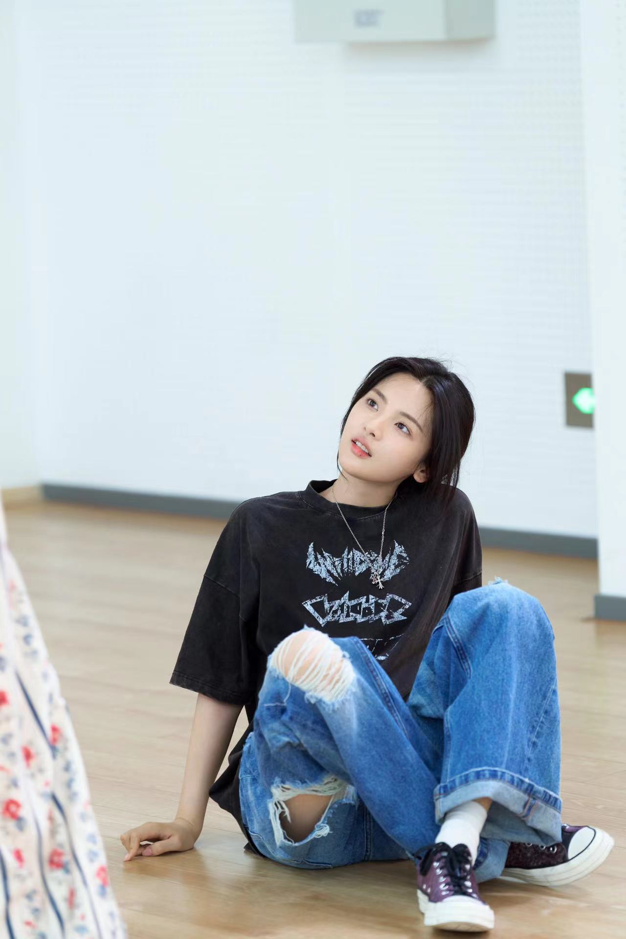 #杨超越排练话剧##杨超越工作室晒排练照#杨超越工作室晒排练照，美得很轻松 ​​