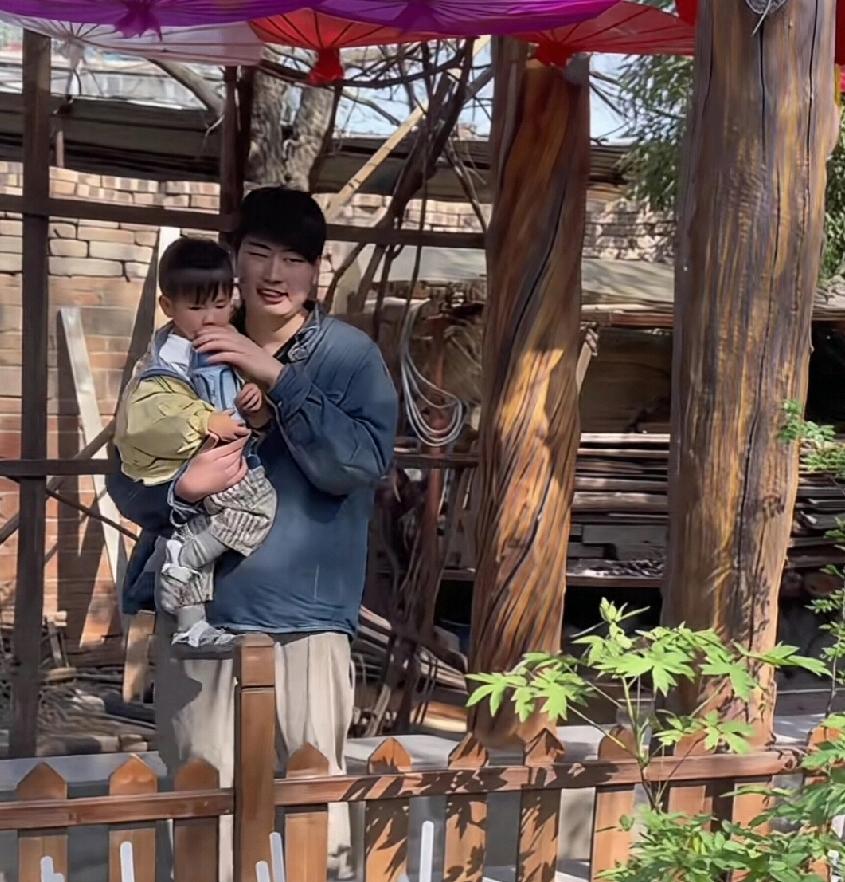 大衣哥的儿子小伟抱着自己的孩子，感觉真的挺像一个大人样的。

怪不得人家都说，男