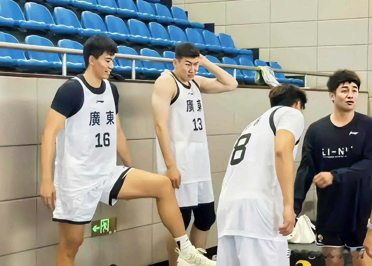 沈梓捷估计不会再出现在广东全运会男篮大名单了
当焦泊乔跟徐杰和赵睿的配合越来越娴