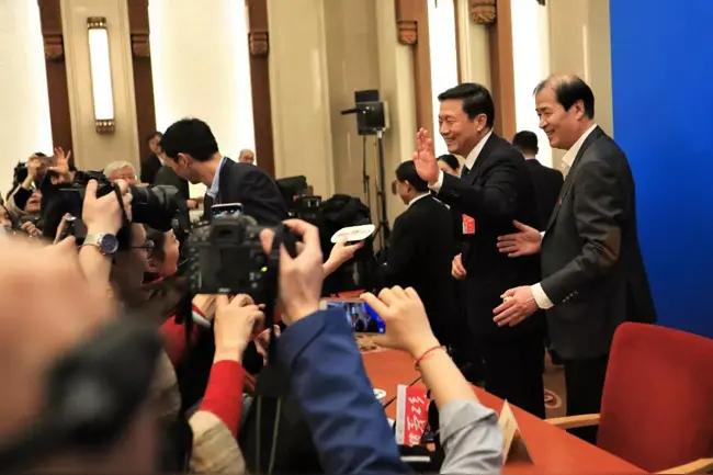 72分钟12问！两会首场发布会火力全开，AI与海南封关刷屏，这才是中国底气
 