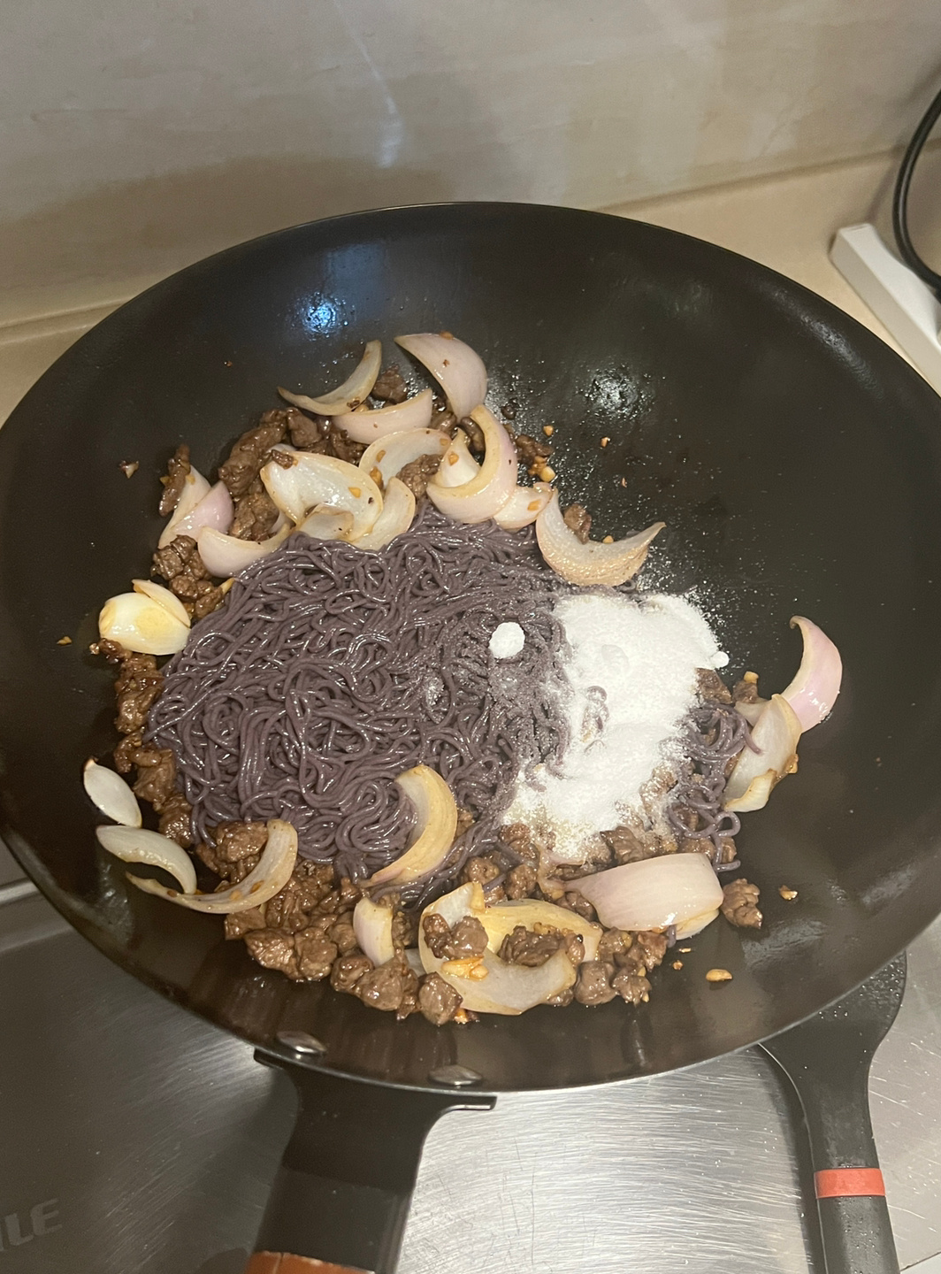 大半夜忙忙活活整一锅香喷喷的牛肉粒炒荞麦面都整到最后一步了 放盐🧂就出锅了谁知