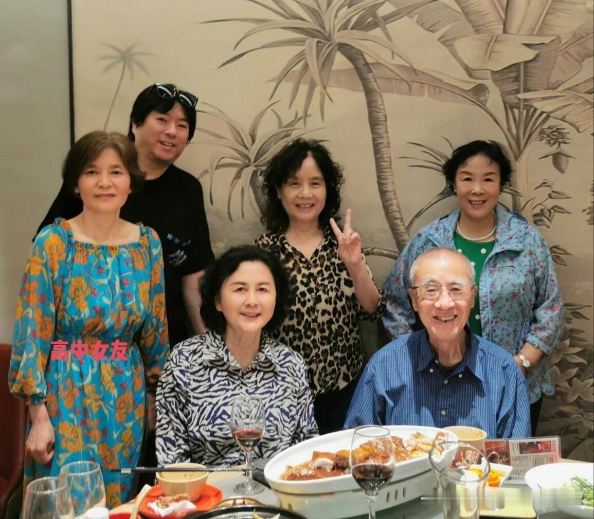 一晃眼当年的才子都56岁了，他的头发还是 保养的好，乌黑乌黑的，发量也是比较多的