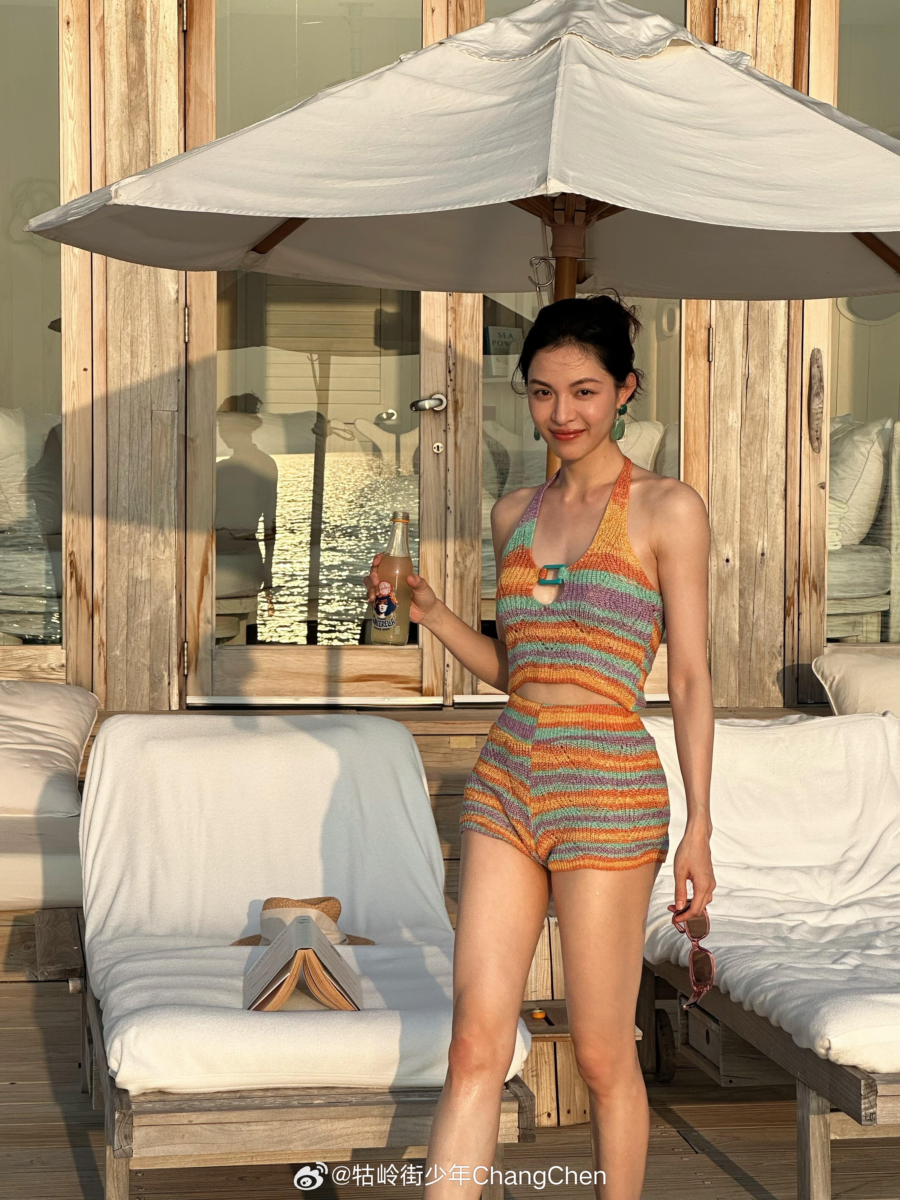 钟姐前段时间刚拍完新剧奇幻剧集《明日乐园》，现在趁着新剧开机前赶紧去马尔代夫美美